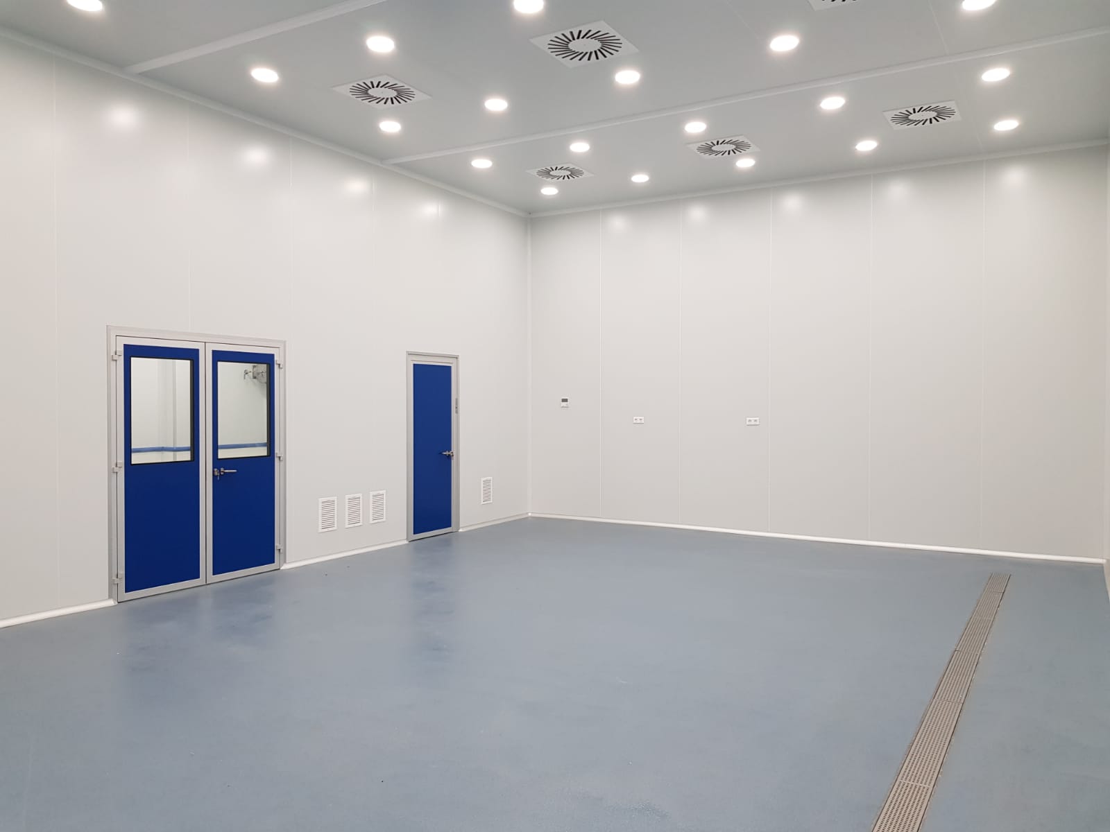 Sala ambiente controlado para reactores diseñada y construida por Cleanroom System SRL