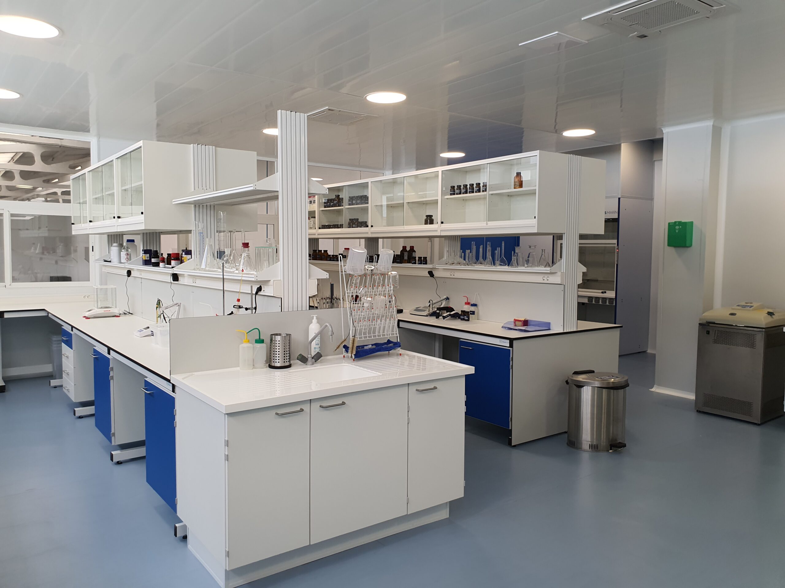 zona de laboratorio de control de calidad y análisis realizado por cleanroom system srl