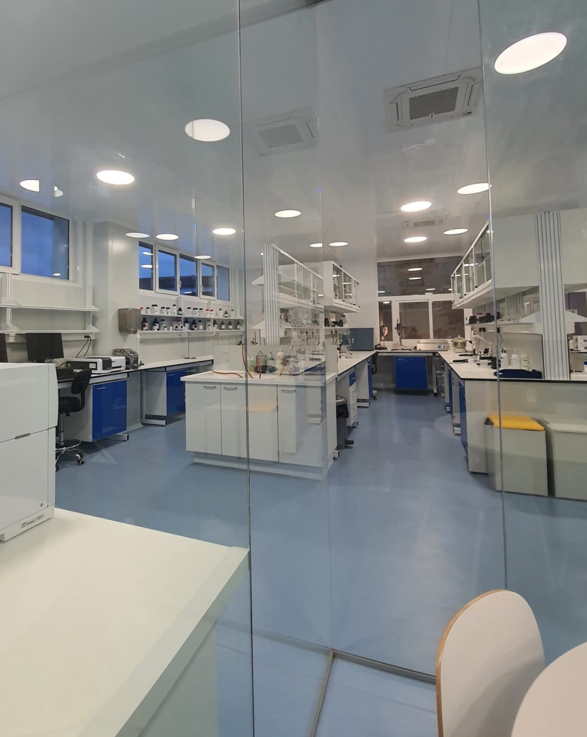 zona laboratorio de control de calidad y analisis cleanroom system srl