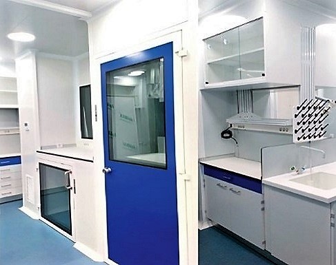 Área de formulación de medicamentos individualizados instalado por Cleanroom System SRL