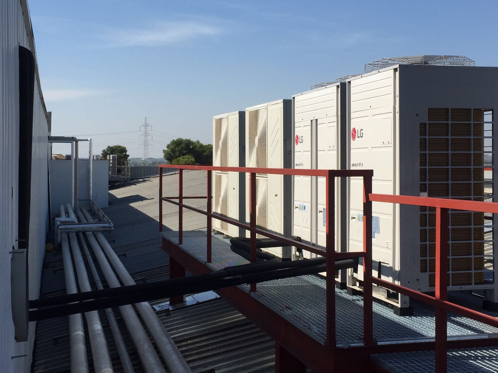 Montaje e instalación de equipos de climatizacion realizado por Cleanroom System SRL en plantas industriales